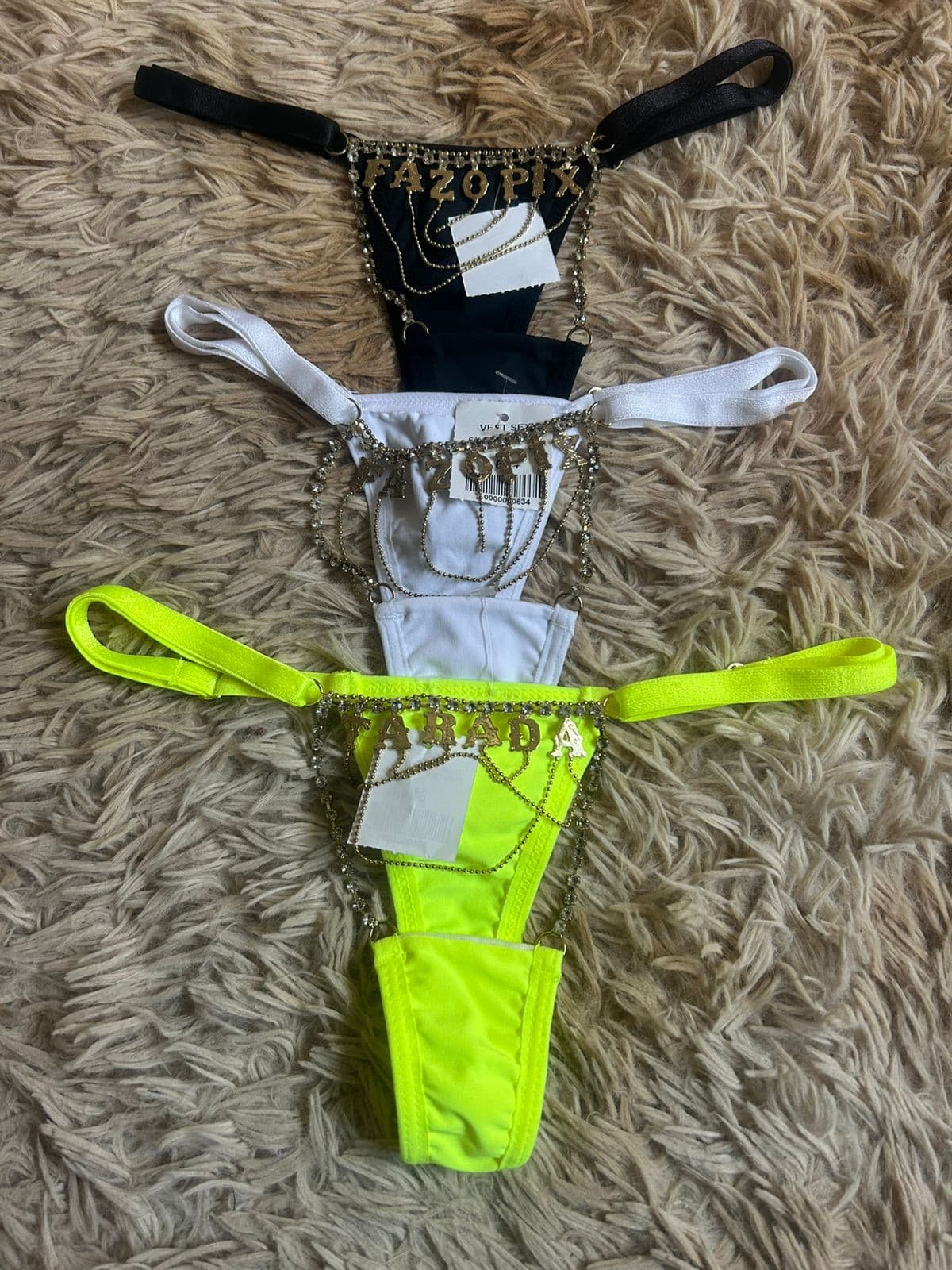 Calcinha com frase de strass na frente